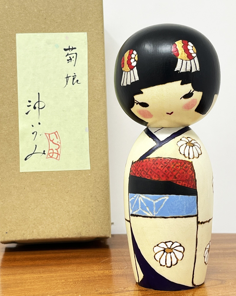 Elegante kokeshi "Kikumusume” – "Fanciulla dei Fiori di Kiku" di Oki Izumi