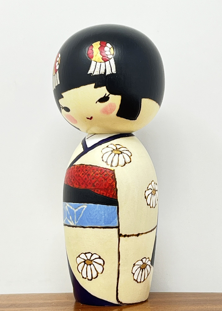 Elegante kokeshi "Kikumusume” – "Fanciulla dei Fiori di Kiku" di Oki Izumi - immagine 3