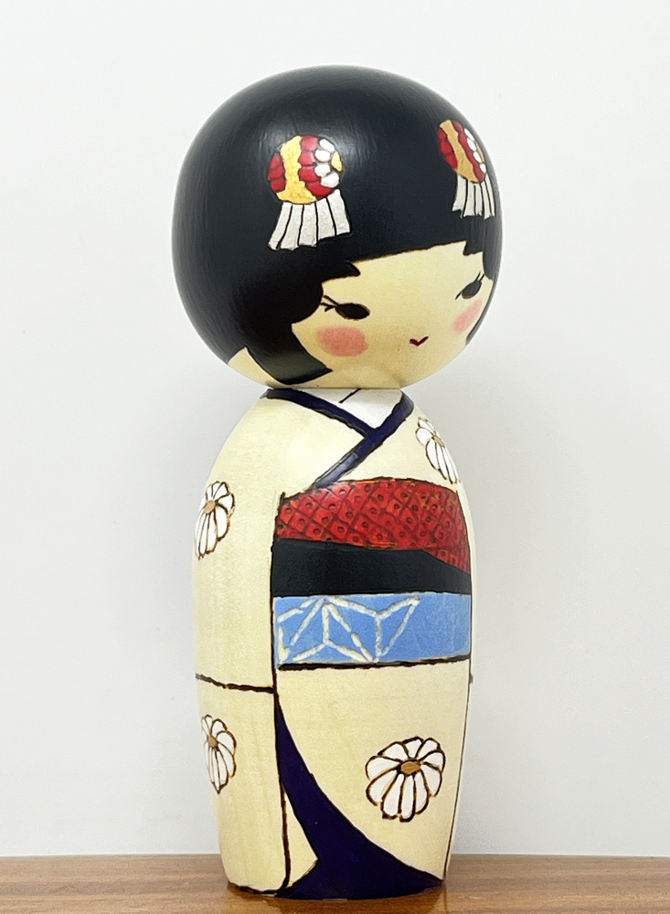Elegante kokeshi "Kikumusume” – "Fanciulla dei Fiori di Kiku" di Oki Izumi - immagine 5