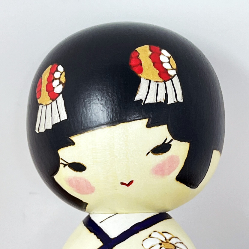 Elegante kokeshi "Kikumusume” – "Fanciulla dei Fiori di Kiku" di Oki Izumi - immagine 6