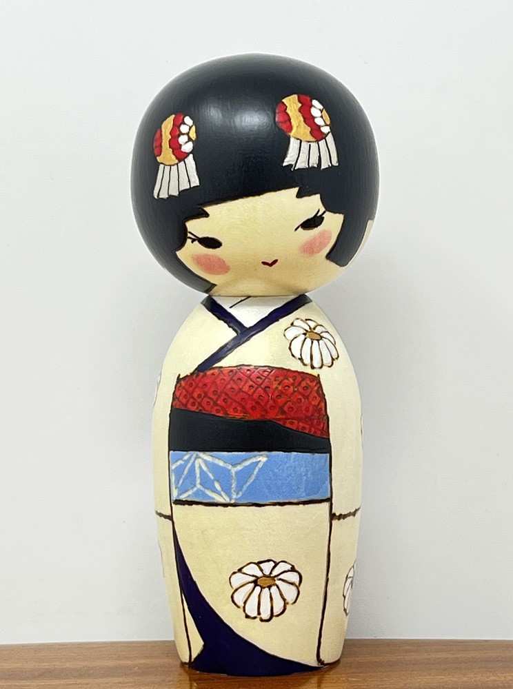 Elegante kokeshi "Kikumusume” – "Fanciulla dei Fiori di Kiku" di Oki Izumi - immagine 2