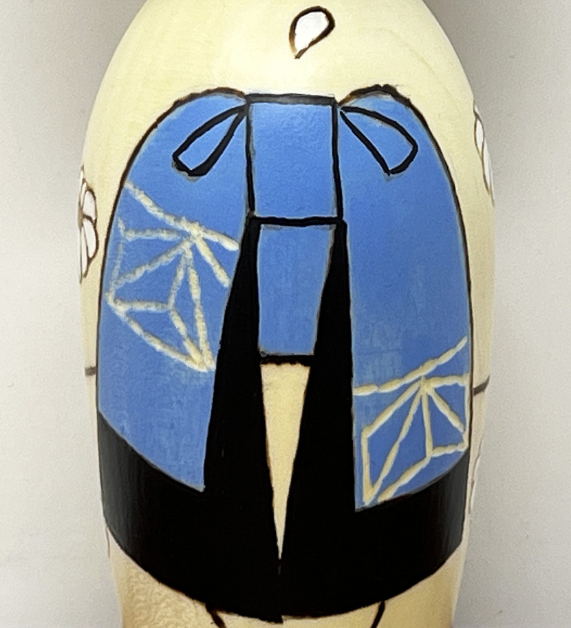 Elegante kokeshi "Kikumusume” – "Fanciulla dei Fiori di Kiku" di Oki Izumi - immagine 8