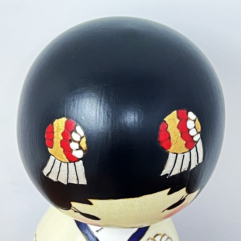 Elegante kokeshi "Kikumusume” – "Fanciulla dei Fiori di Kiku" di Oki Izumi - immagine 9
