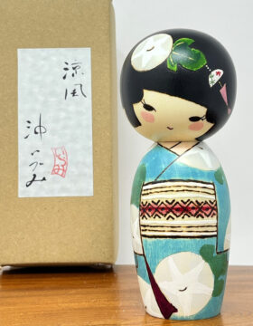 Elegante kokeshi "Suzukaze” – "Brezza Fresca" di Oki Izumi