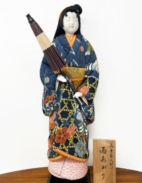 Esclusiva bambola giapponese "Ame agari" - "Dopo la Pioggia" realizzata con la pregiata tecnica Kimekomi (36 cm, con base)