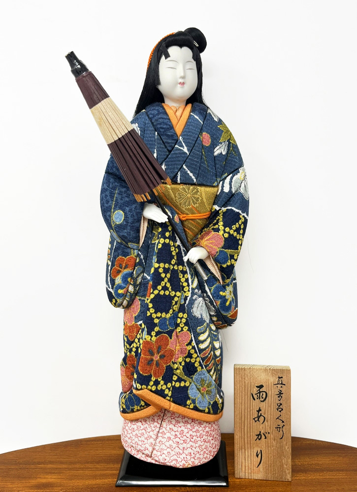 Esclusiva bambola giapponese "Ame agari" - "Dopo la Pioggia" realizzata con la pregiata tecnica Kimekomi (36 cm, con base)