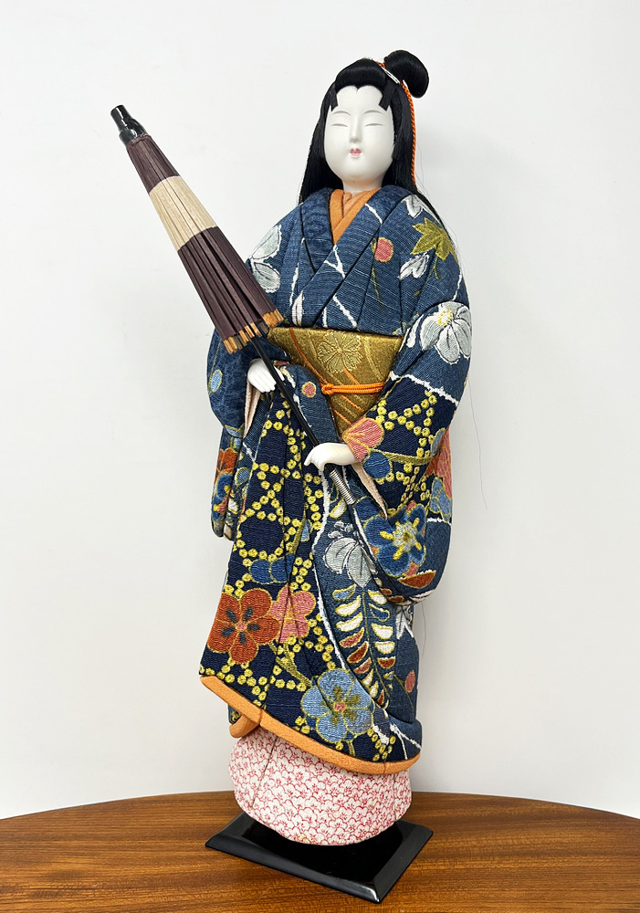 Esclusiva bambola giapponese "Ame agari" - "Dopo la Pioggia" realizzata con la pregiata tecnica Kimekomi (36 cm, con base) - immagine 2