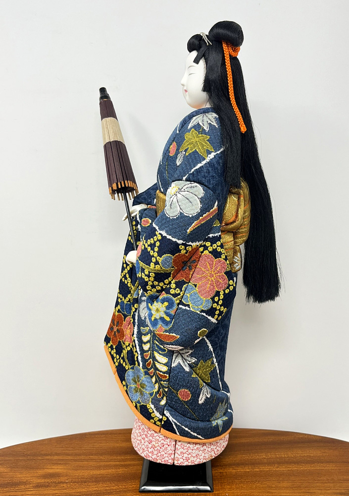 Esclusiva bambola giapponese "Ame agari" - "Dopo la Pioggia" realizzata con la pregiata tecnica Kimekomi (36 cm, con base) - immagine 3