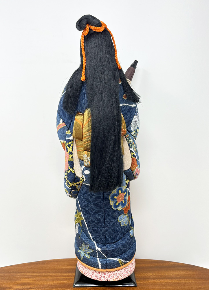 Esclusiva bambola giapponese "Ame agari" - "Dopo la Pioggia" realizzata con la pregiata tecnica Kimekomi (36 cm, con base) - immagine 4