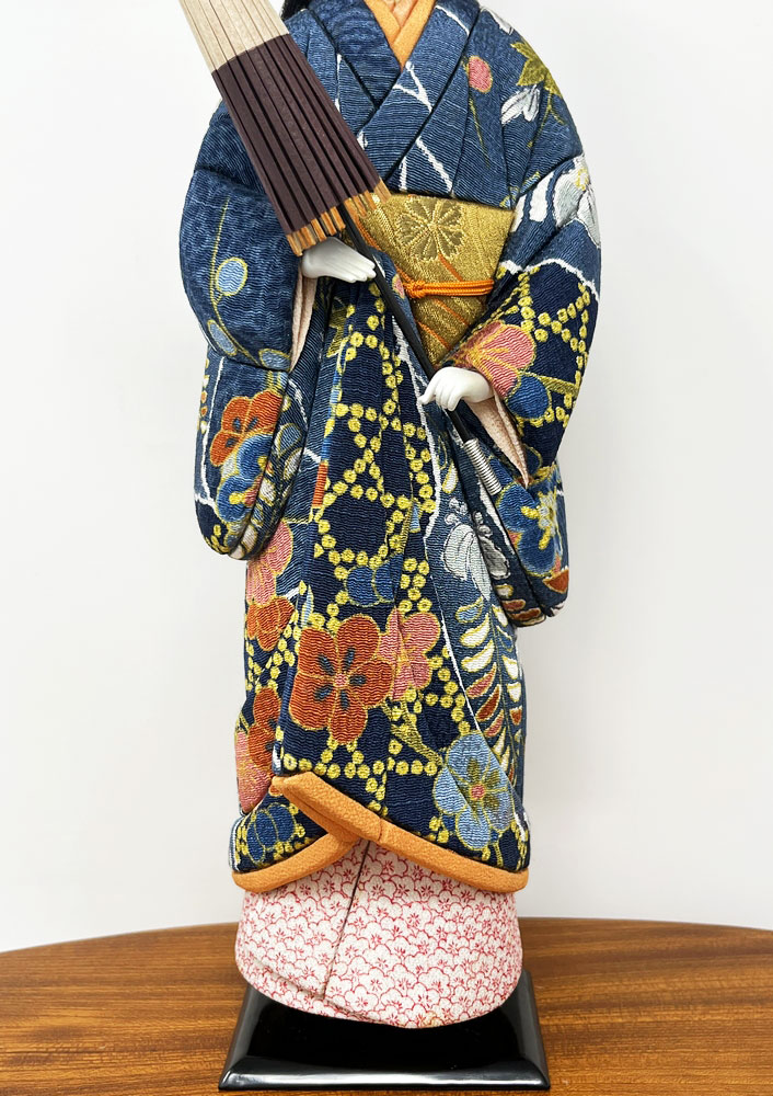 Esclusiva bambola giapponese "Ame agari" - "Dopo la Pioggia" realizzata con la pregiata tecnica Kimekomi (36 cm, con base) - immagine 7