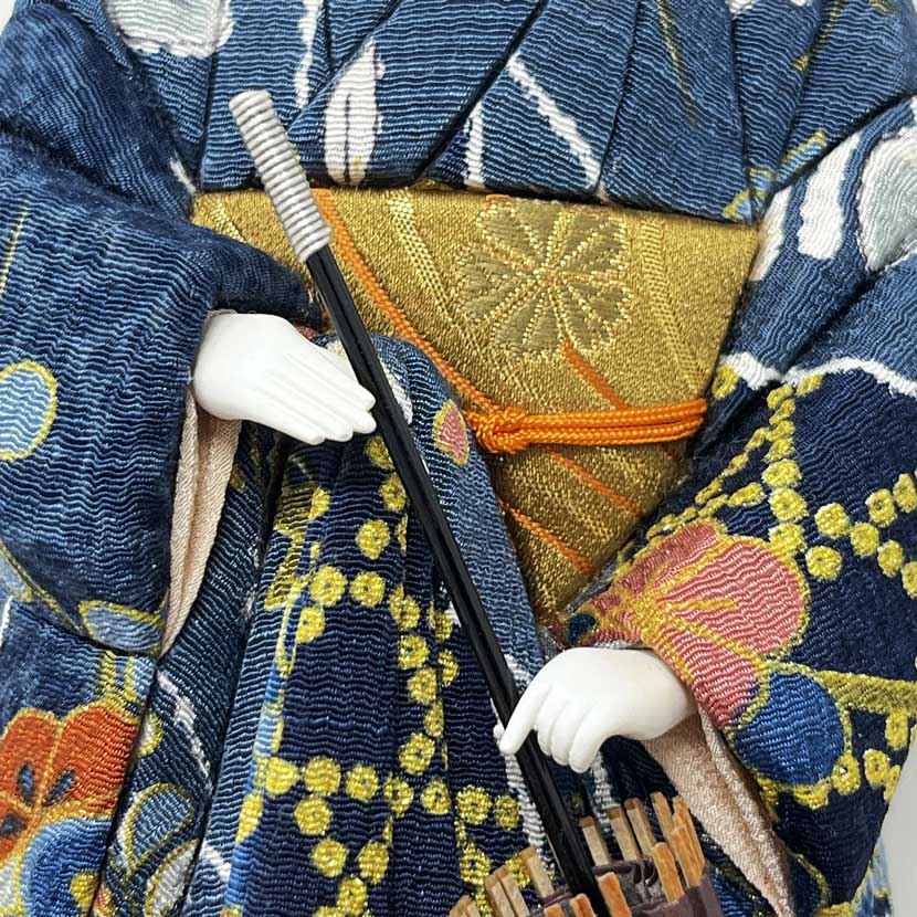 Esclusiva bambola giapponese "Ame agari" - "Dopo la Pioggia" realizzata con la pregiata tecnica Kimekomi (36 cm, con base) - immagine 8