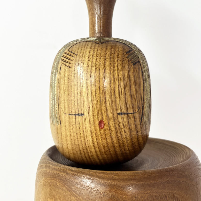 Raffinata kokeshi vintage da collezione "Mushi no Koe" – "Il canto degli insetti" in legno di enju di Aida Harumine (Seihou) (40 cm) - immagine 6