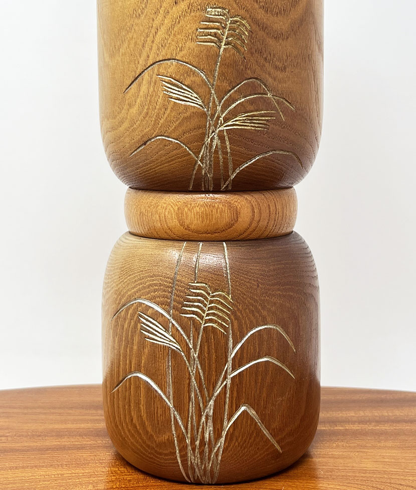 Raffinata kokeshi vintage da collezione "Mushi no Koe" – "Il canto degli insetti" in legno di enju di Aida Harumine (Seihou) (40 cm) - immagine 7