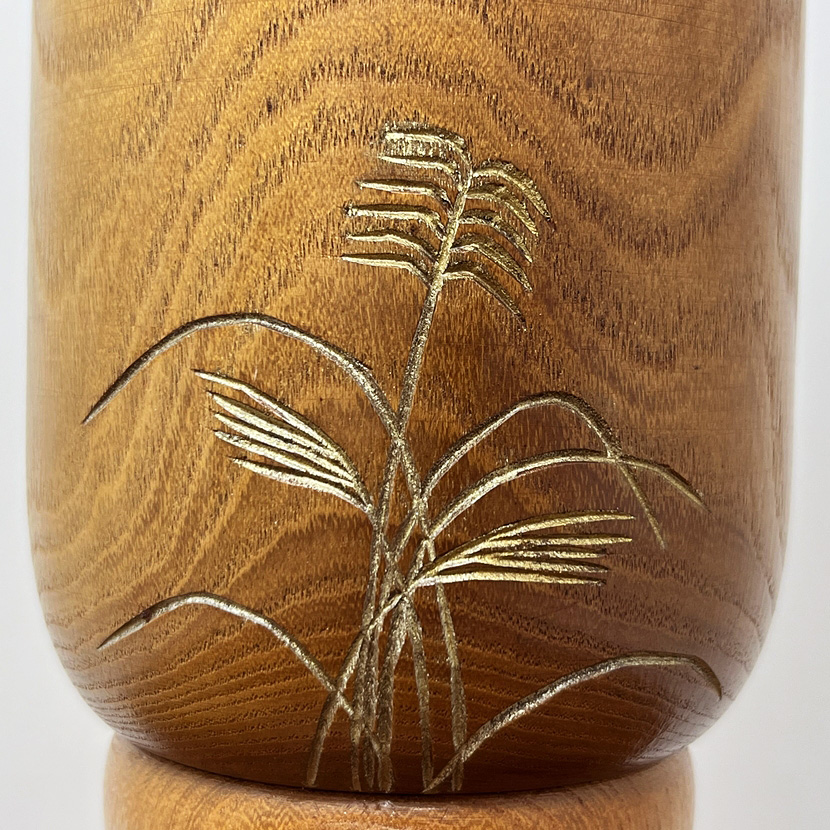 Raffinata kokeshi vintage da collezione "Mushi no Koe" – "Il canto degli insetti" in legno di enju di Aida Harumine (Seihou) (40 cm) - immagine 8