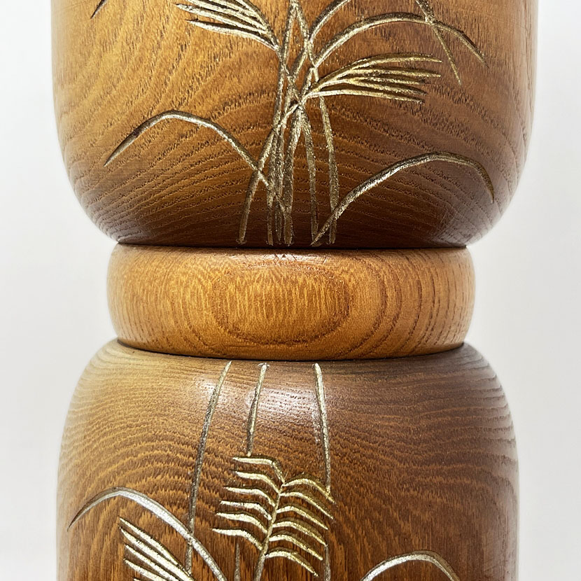 Raffinata kokeshi vintage da collezione "Mushi no Koe" – "Il canto degli insetti" in legno di enju di Aida Harumine (Seihou) (40 cm) - immagine 11