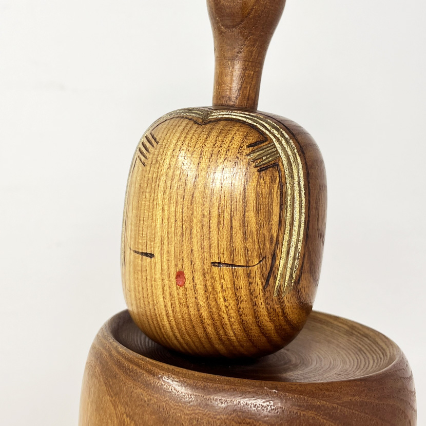 Raffinata kokeshi vintage da collezione "Mushi no Koe" – "Il canto degli insetti" in legno di enju di Aida Harumine (Seihou) (40 cm) - immagine 12