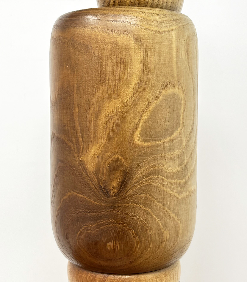 Raffinata kokeshi vintage da collezione "Mushi no Koe" – "Il canto degli insetti" in legno di enju di Aida Harumine (Seihou) (40 cm) - immagine 10