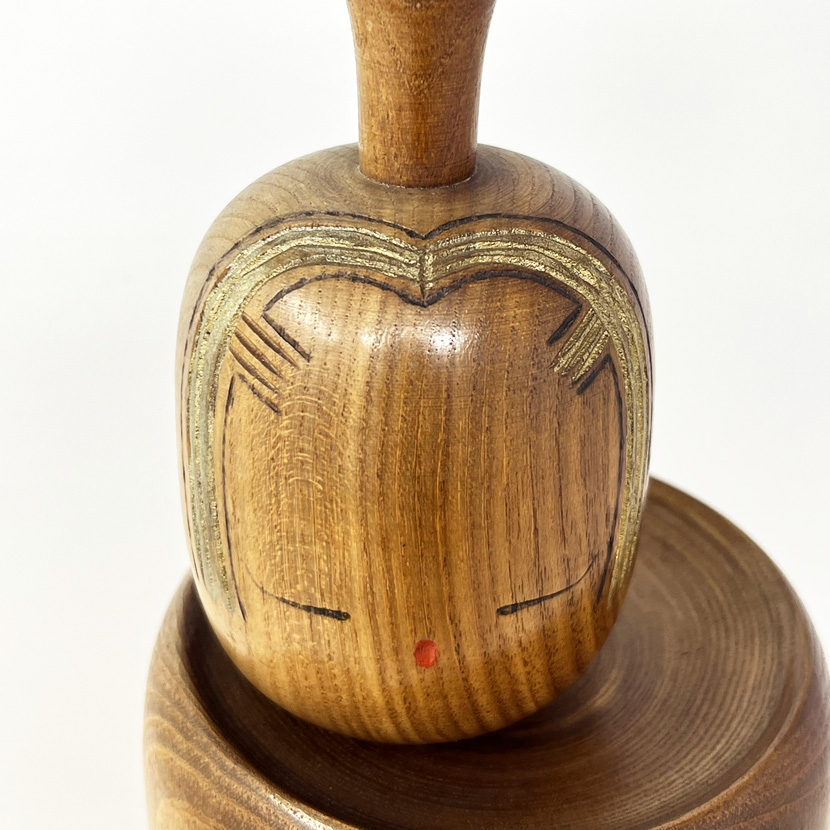 Raffinata kokeshi vintage da collezione "Mushi no Koe" – "Il canto degli insetti" in legno di enju di Aida Harumine (Seihou) (40 cm) - immagine 13