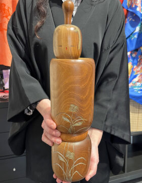 Raffinata kokeshi vintage da collezione "Mushi no Koe" – "Il canto degli insetti" in legno di enju di Aida Harumine (Seihou) (40 cm)