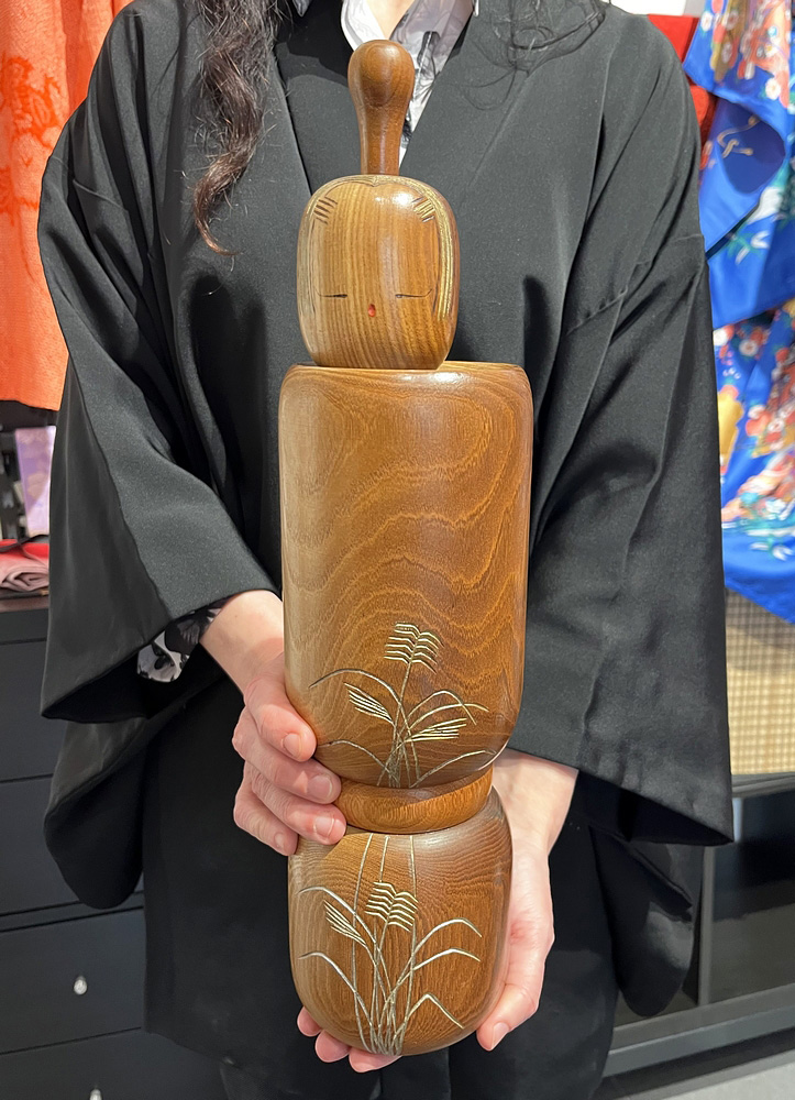 Raffinata kokeshi vintage da collezione "Mushi no Koe" – "Il canto degli insetti" in legno di enju di Aida Harumine (Seihou) (40 cm)