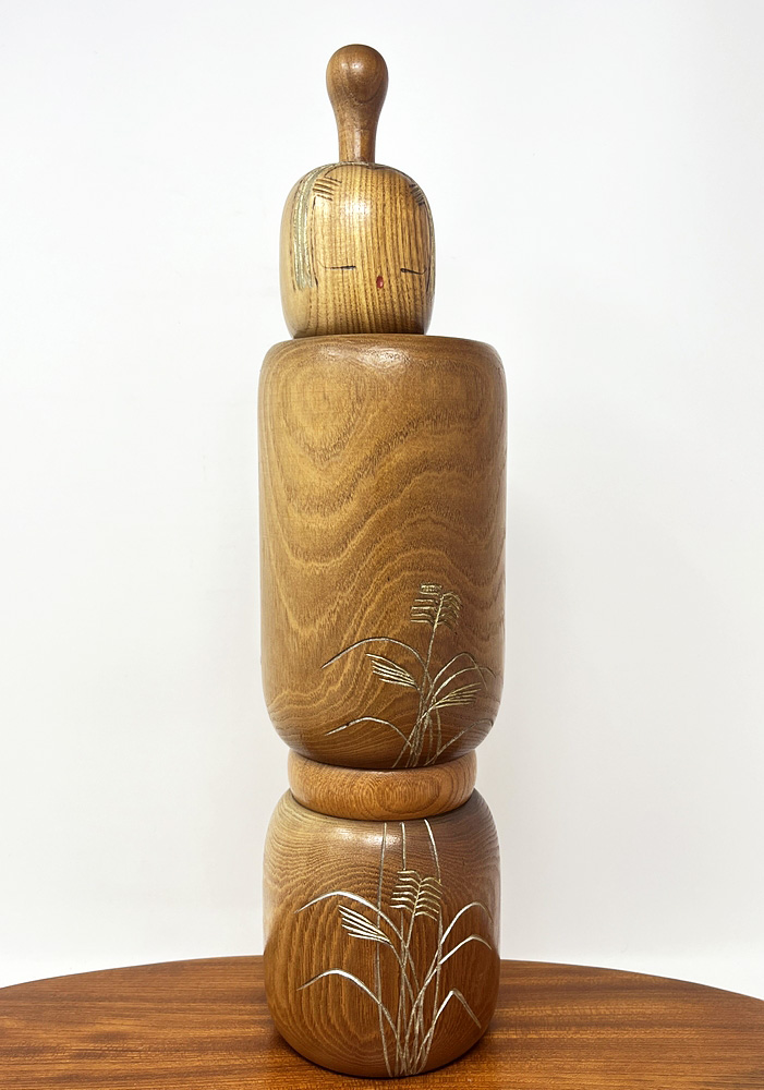 Raffinata kokeshi vintage da collezione "Mushi no Koe" – "Il canto degli insetti" in legno di enju di Aida Harumine (Seihou) (40 cm) - immagine 5