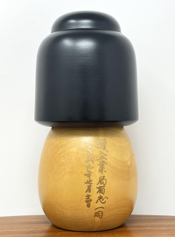Esclusiva kokeshi vintage di Suigai Sato con motivo di vite e uva – Dedica commemorativa, 1997 - immagine 3