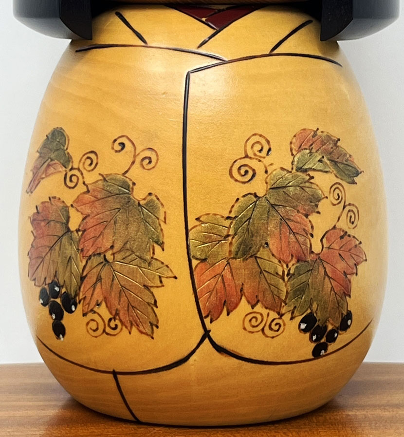 Esclusiva kokeshi vintage di Suigai Sato con motivo di vite e uva – Dedica commemorativa, 1997 - immagine 6