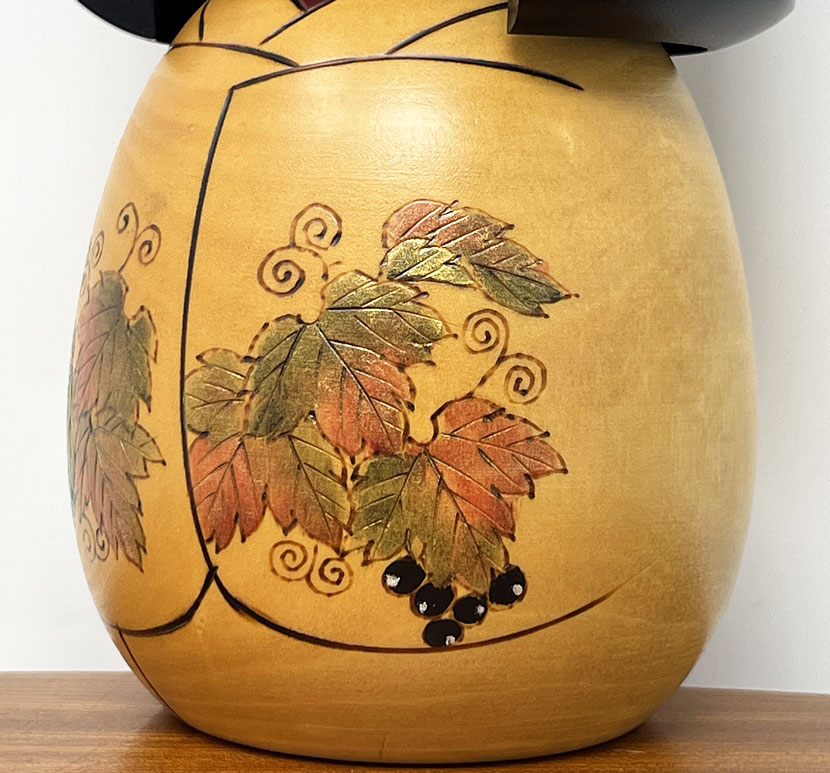Esclusiva kokeshi vintage di Suigai Sato con motivo di vite e uva – Dedica commemorativa, 1997 - immagine 7