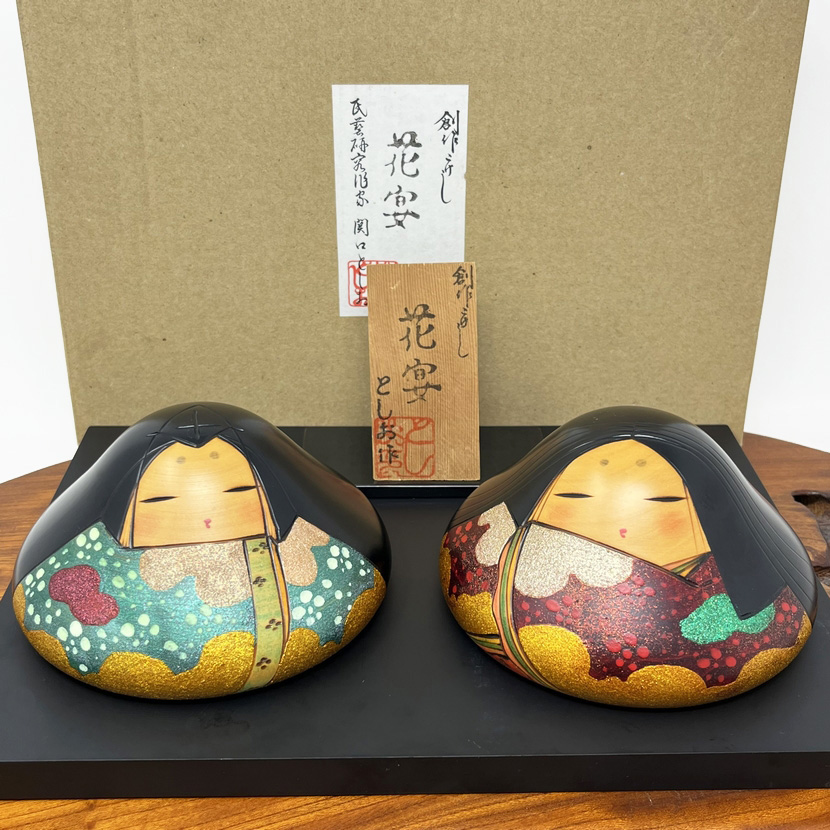 Rara coppia di kokeshi vintage "Kaen" - "Celebrazione dei Fiori" di Toa Sekiguchi
