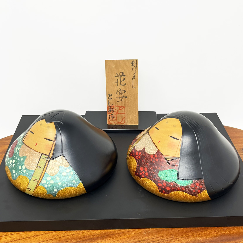 Rara coppia di kokeshi vintage "Kaen" - "Celebrazione dei Fiori" di Toa Sekiguchi - immagine 2