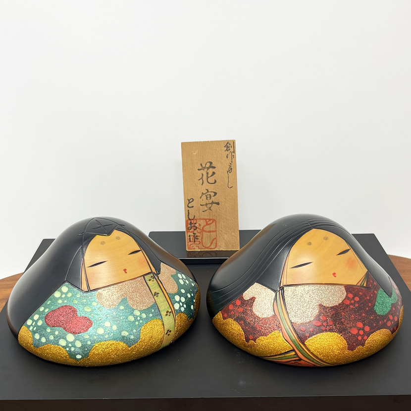 Rara coppia di kokeshi vintage "Kaen" - "Celebrazione dei Fiori" di Toa Sekiguchi - immagine 4