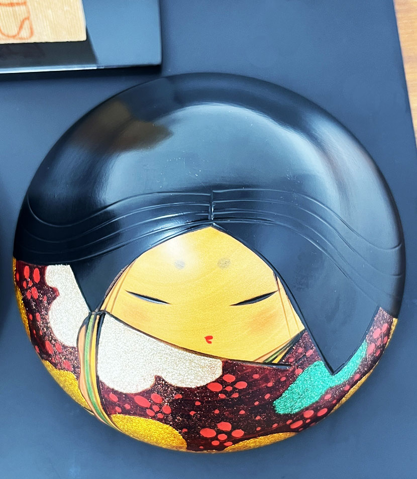Rara coppia di kokeshi vintage "Kaen" - "Celebrazione dei Fiori" di Toa Sekiguchi - immagine 7