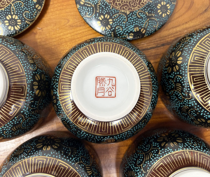 Servizio da tè vintage giapponese Kutani-yaki “Aotsubu” – Set di 5 tazze con coperchio firmate Shōgetsu – Con scatola originale - immagine 10