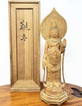 Pregiata statua di Kannon del 1939 in legno firmata Munakata, con scatola originale