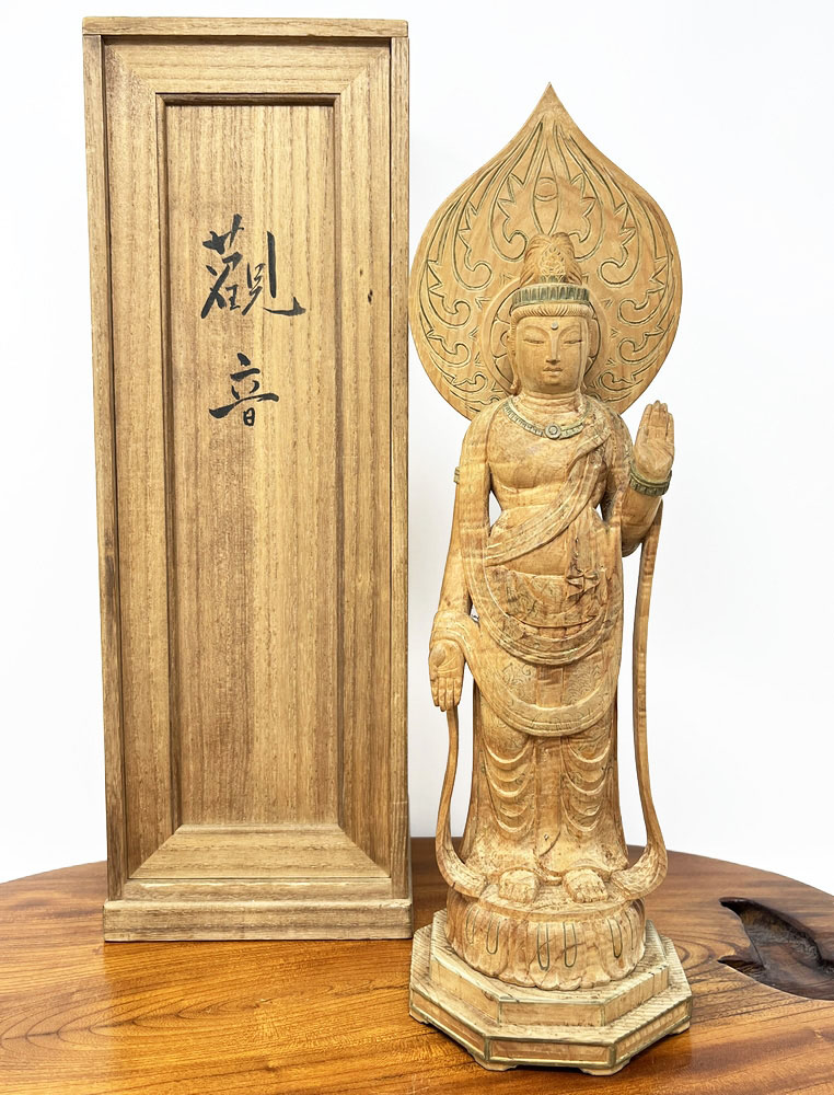 Pregiata statua di Kannon del 1939 in legno firmata Munakata, con scatola originale