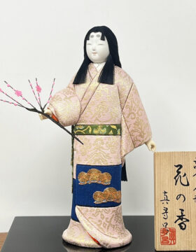 Esclusiva bambola giapponese “Hana no Kaori”- "Il Profumo dei Fiori" realizzata a mano con la pregiata tecnica Kimekomi, con base