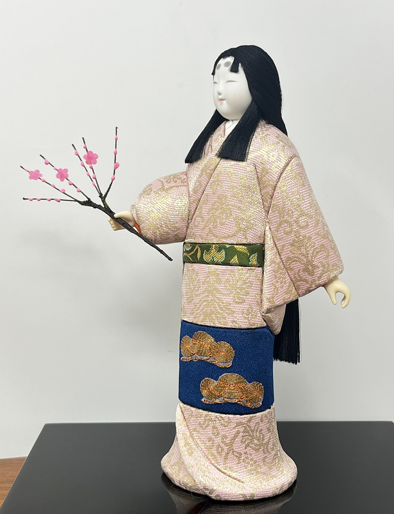 Esclusiva bambola giapponese “Hana no Kaori”- "Il Profumo dei Fiori" realizzata a mano con la pregiata tecnica Kimekomi, con base - immagine 2