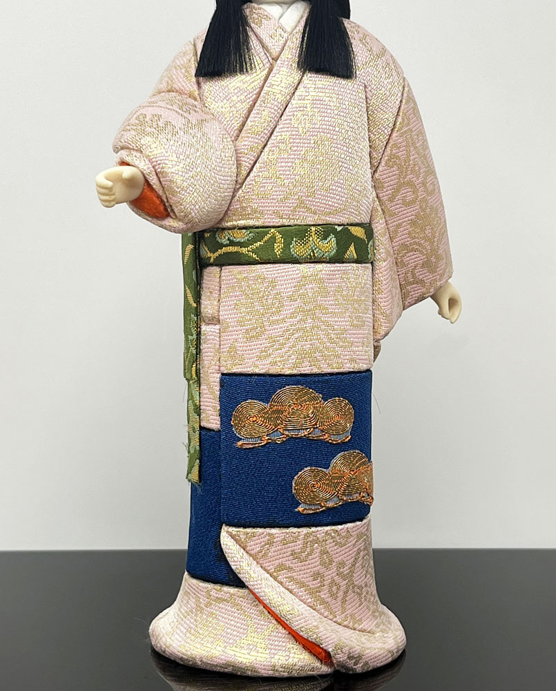Esclusiva bambola giapponese “Hana no Kaori”- "Il Profumo dei Fiori" realizzata a mano con la pregiata tecnica Kimekomi, con base - immagine 6