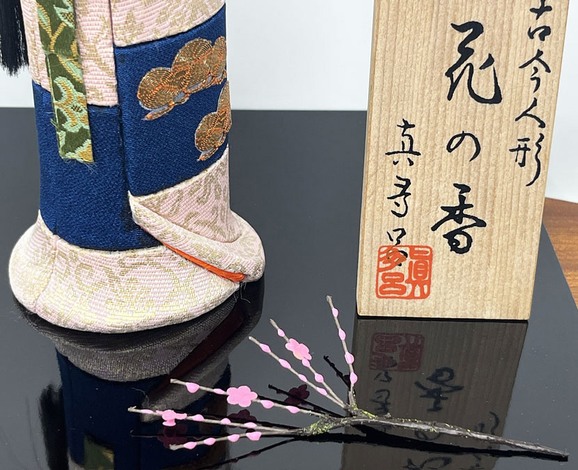 Esclusiva bambola giapponese “Hana no Kaori”- "Il Profumo dei Fiori" realizzata a mano con la pregiata tecnica Kimekomi, con base - immagine 9