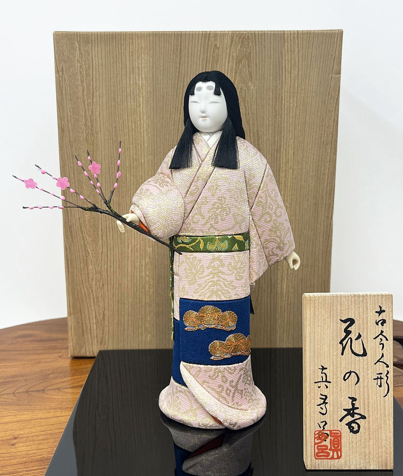 Esclusiva bambola giapponese “Hana no Kaori”- "Il Profumo dei Fiori" realizzata a mano con la pregiata tecnica Kimekomi, con base - immagine 11