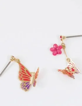 Orecchini asimmetrici con farfalle e fiori rosa e viola
