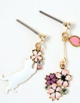 Orecchini con gatto bianco e fiori di ciliegio rosa