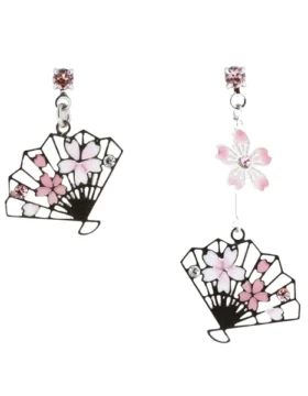 Orecchini asimmetrici argentati con ventagli e fiori di ciliegio rosa
