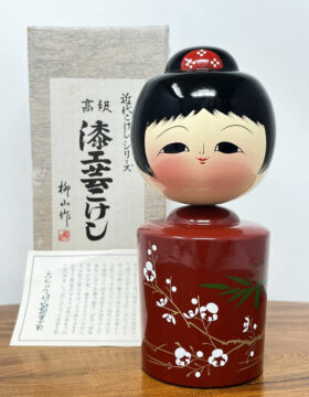 Pregiata kokeshi urushi - Ragazza dei fiori di Pruno - di Yanagiyama