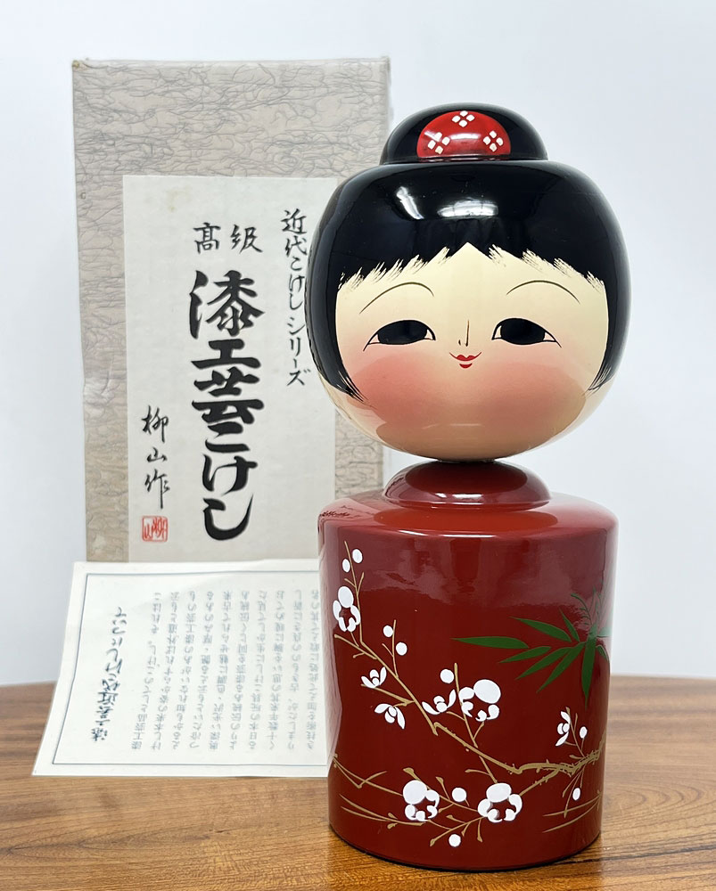 Pregiata kokeshi urushi - Ragazza dei fiori di Pruno - di Yanagiyama