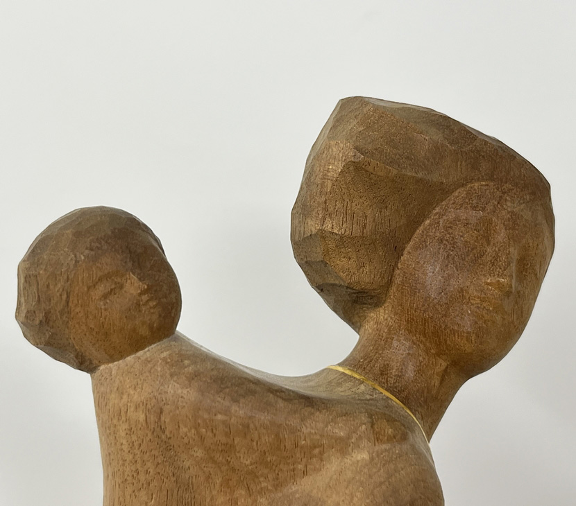 Pregiata scultura in legno “Boshigumo” – "Madre e figlio tra le nuvole" di Ono Naoko, con confezione in legno (39 cm) - immagine 11