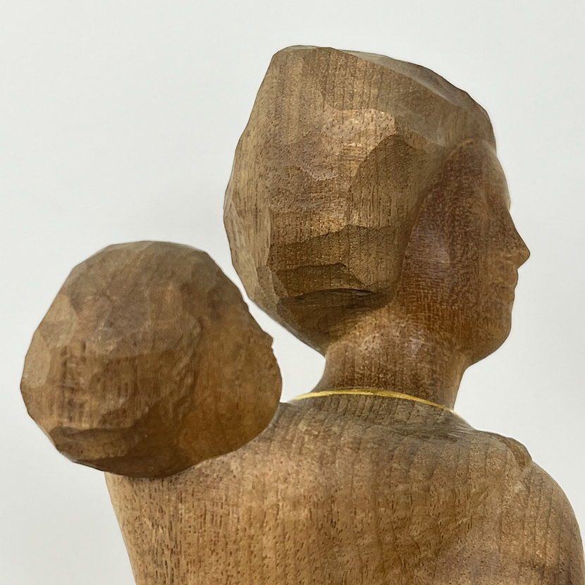 Pregiata scultura in legno “Boshigumo” – "Madre e figlio tra le nuvole" di Ono Naoko, con confezione in legno (39 cm) - immagine 12