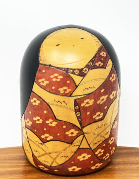 Rara kokeshi vintage da collezione di Iguchi Satoru con motivi floreali stagionali