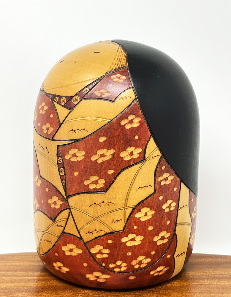 Rara kokeshi vintage da collezione di Iguchi Satoru con motivi floreali stagionali - immagine 2