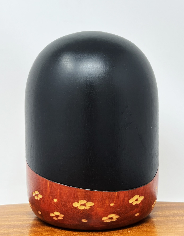 Rara kokeshi vintage da collezione di Iguchi Satoru con motivi floreali stagionali - immagine 3